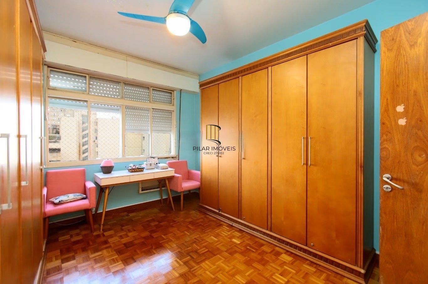 Amplo apartamento de 130m² privativos no Centro Histórico de Porto Alegre.