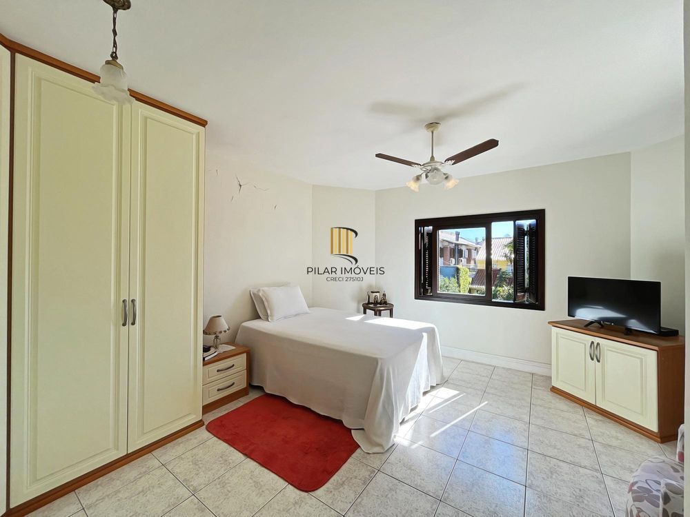 Ótima residência com 3 dormitórios, sendo 1 suíte, lareira e piscina.