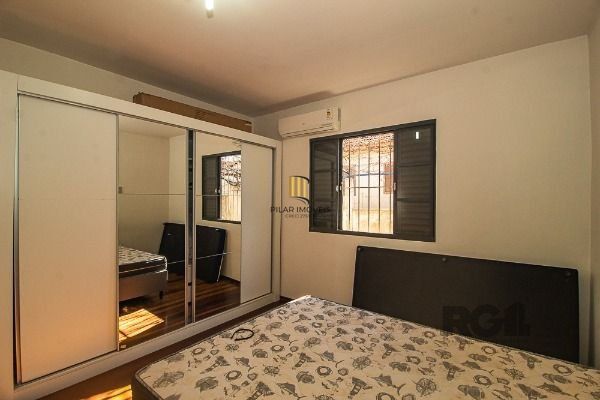 Casa em Porto Alegre, no bairro Vila Nova, com 6 dormitório(s), e 6 banheiros, à
