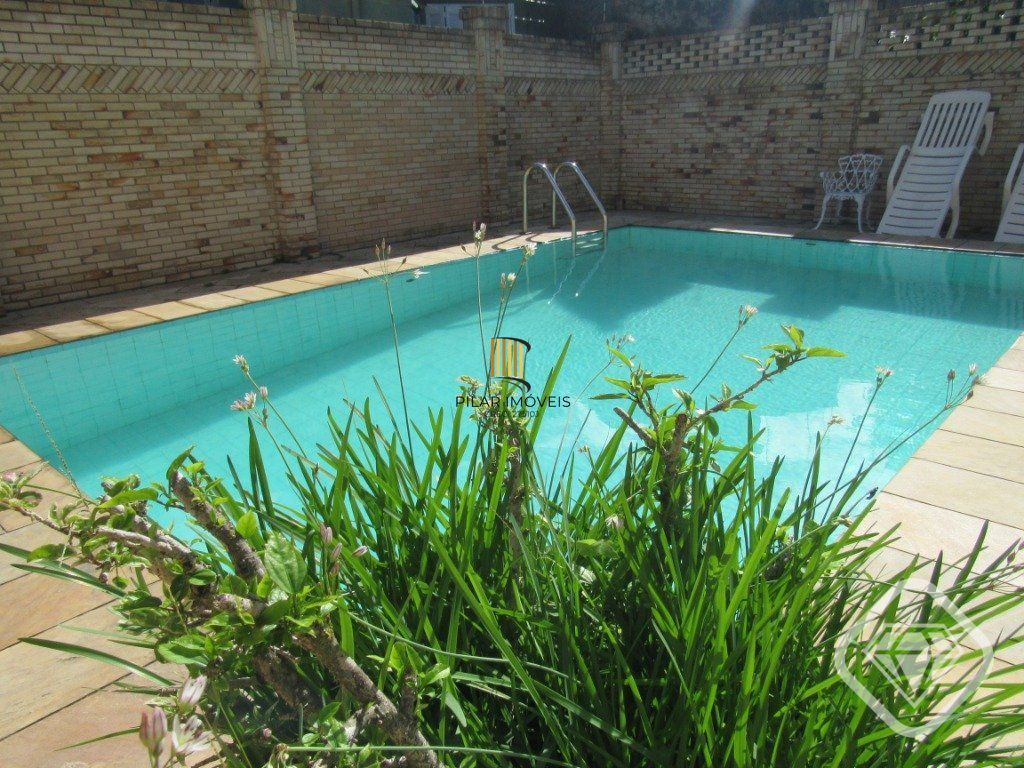 Ótima residência com 4 dormitórios, lareira e piscina no coração do bairro Tristeza.
