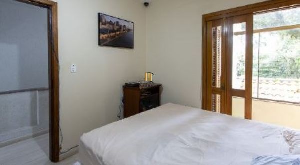 Casa em Porto Alegre, no bairro Ipanema, com 3 dormitório(s), e 3 banheiros, à v