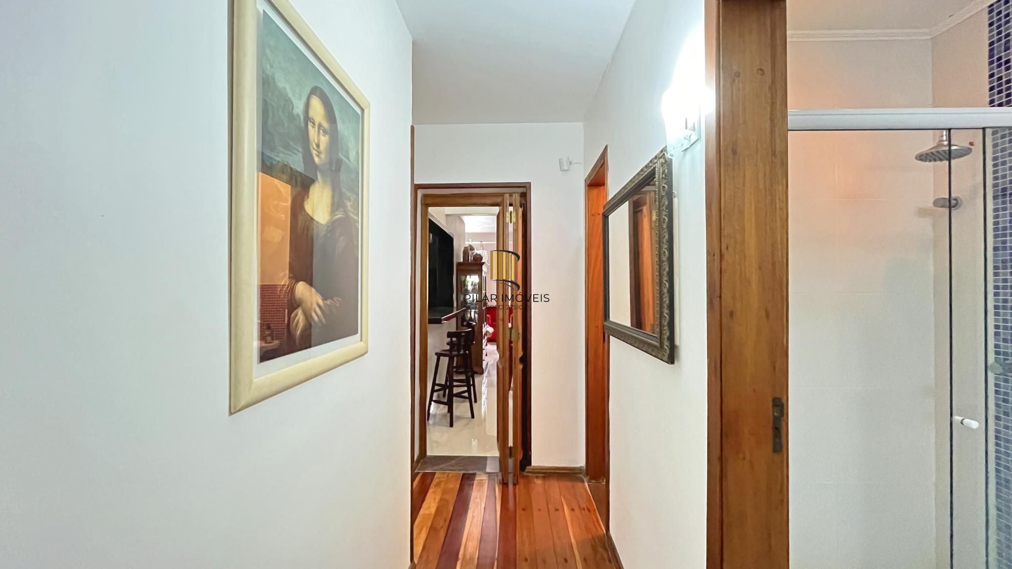 Casa 3D com 2 suítes e piscina.