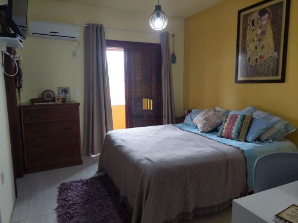 Sobrado em Porto Alegre, no bairro Espírito Santo, com 3 dormitório(s), e 3 banh