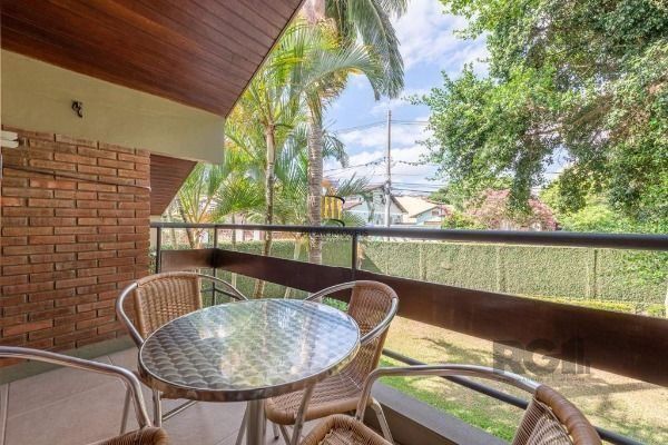 Casa em Porto Alegre, no bairro Ipanema, com 3 dormitório(s), e 3 banheiros, à v