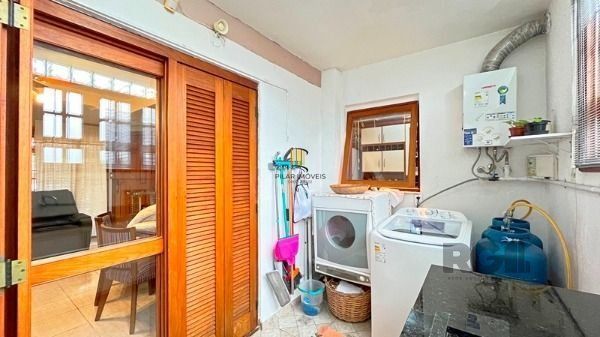 Casa em Porto Alegre, no bairro Guarujá, com 3 dormitório(s), e 3 banheiros, à v