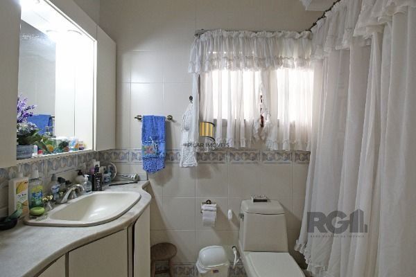 Casa em Porto Alegre, no bairro Floresta, com 3 dormitório(s), e 3 banheiros, à