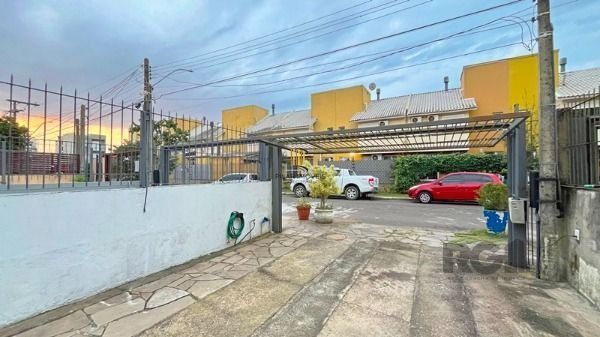 Casa em Porto Alegre, no bairro Hípica, com 2 dormitório(s), e 2 banheiros, à ve