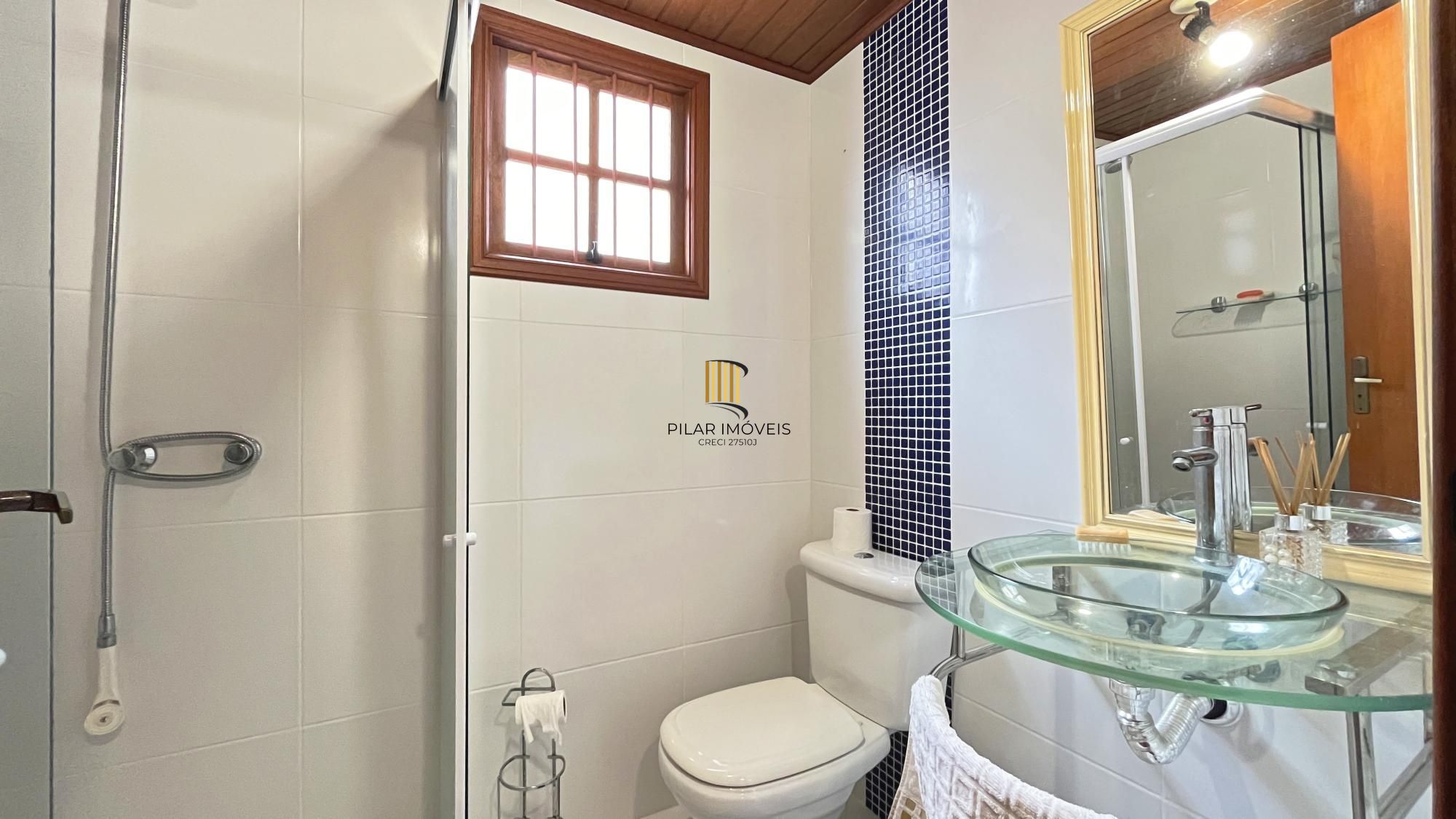 Casa 3D com 2 suítes e piscina.