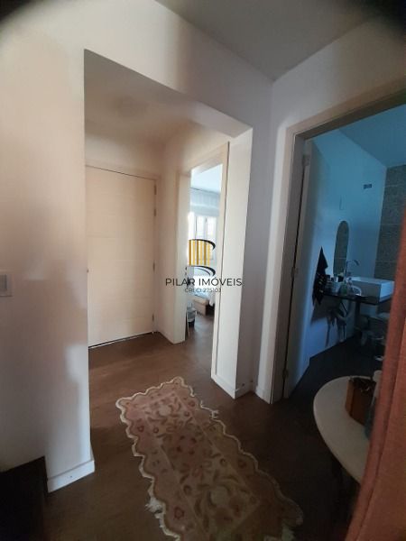 Casa em Porto Alegre, no bairro Guarujá, com 3 dormitório(s), e 3 banheiros, à v