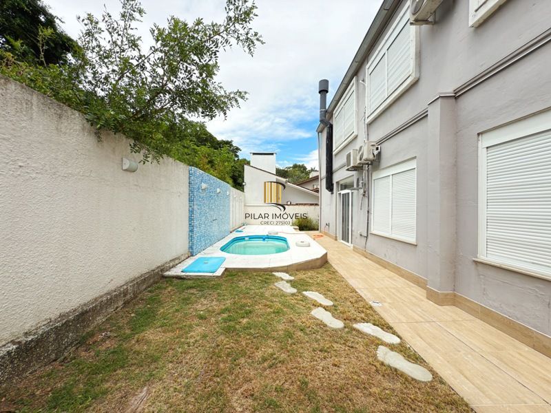 Linda Residência em Condomínio Fechado no Bairro Pedra Redonda.