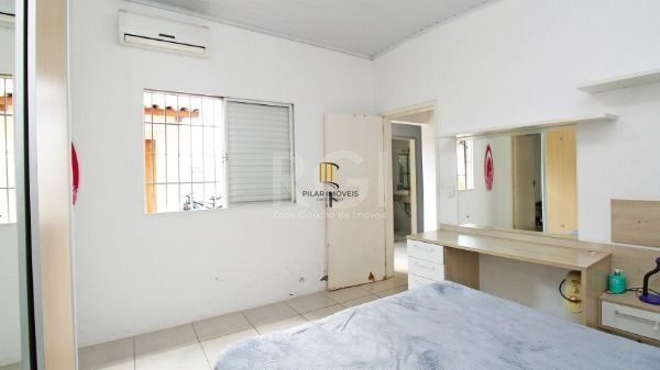 Casa bairro Medianeira, com 3 dormitórios, 2 banheiros, com piscina para venda.