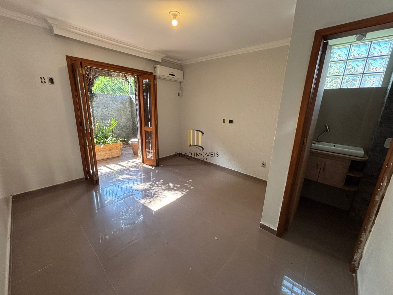 Resodência com 4 dormitórios em condomínio com Energia Solar Privativa.