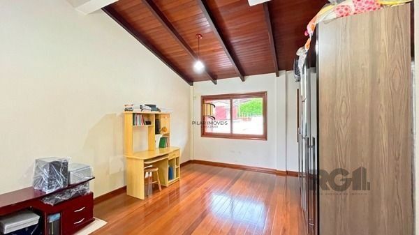 Casa em Porto Alegre, no bairro Tristeza, com 3 dormitório(s), e 3 banheiros, à 