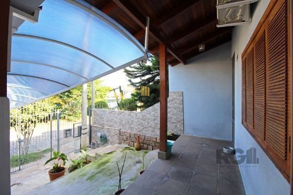 Sobrado em Porto Alegre, no bairro Vila Nova, com 3 dormitório(s), e 3 banheiros
