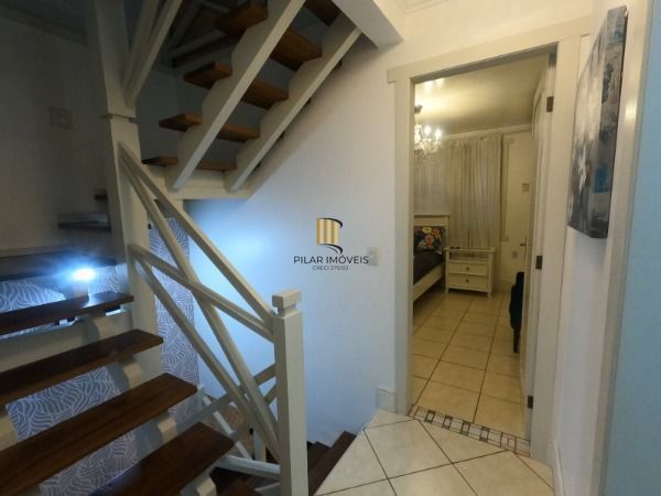 Sobrado em Porto Alegre, no bairro Hípica, com 3 dormitório(s), e 3 banheiros, à