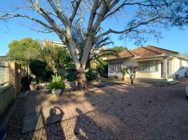 Casa em Porto Alegre, no bairro Vila Nova, com 3 dormitório(s), e 3 banheiros, à