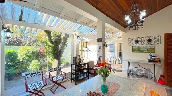 Casa em Porto Alegre, no bairro Nonoai, com 4 dormitório(s), à venda.