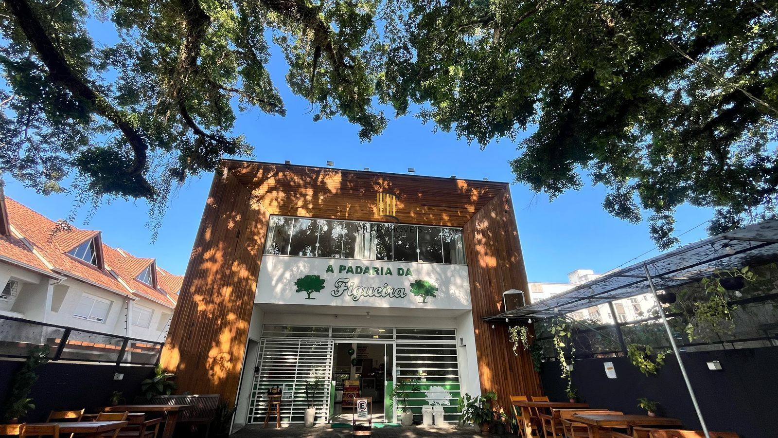 Vendo prédio comercial com 01 loja e 02 apartamentos. Excelente para investiment