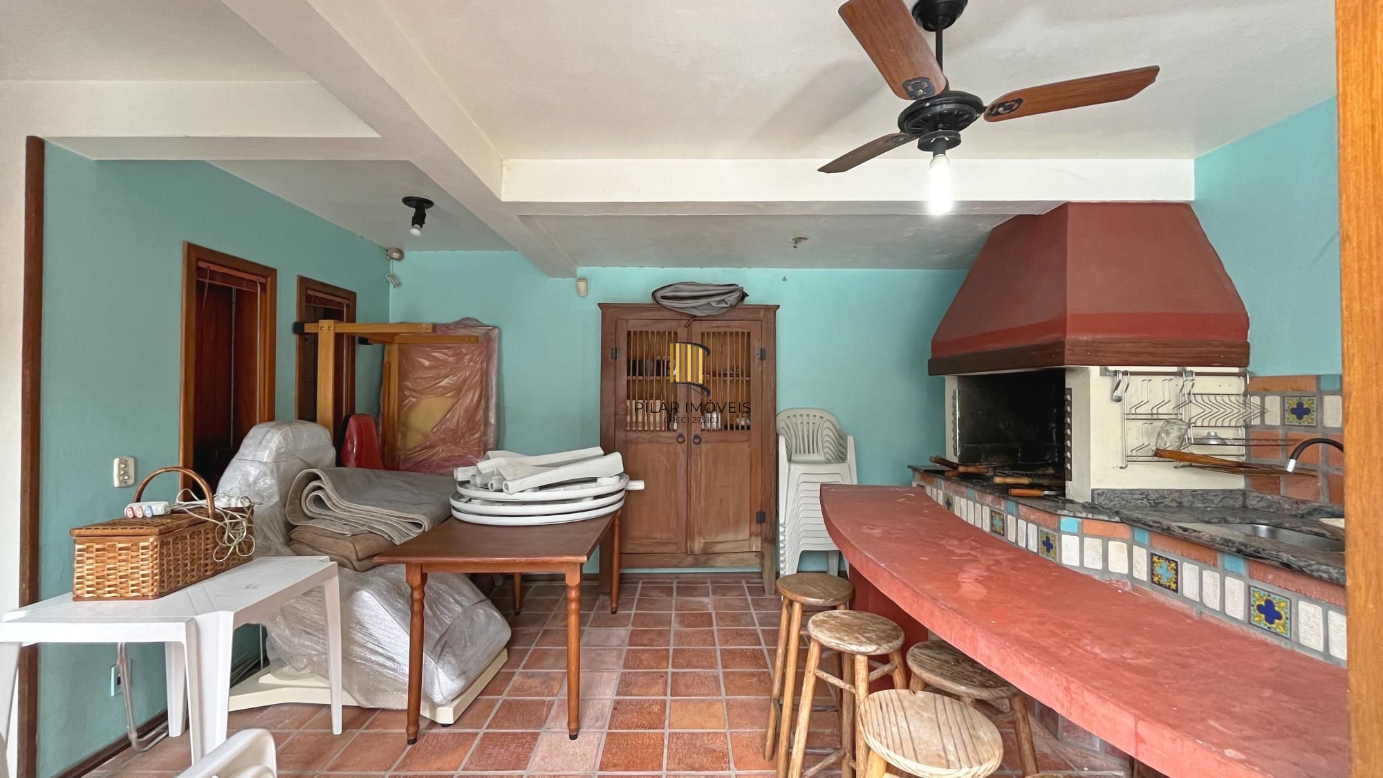 Casa 3D com 2 suítes e piscina.