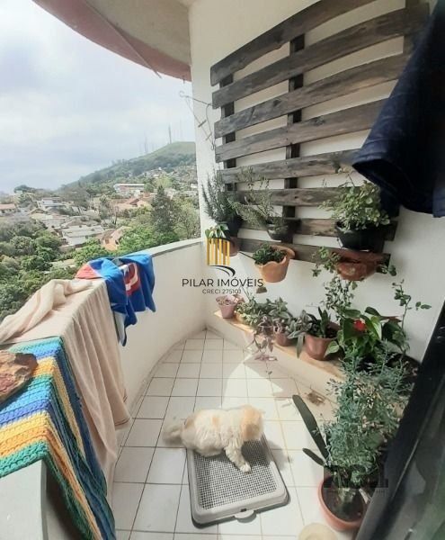 Apartamento em Porto Alegre, no bairro Glória, com 2 dormitório(s), e 2 banheiro