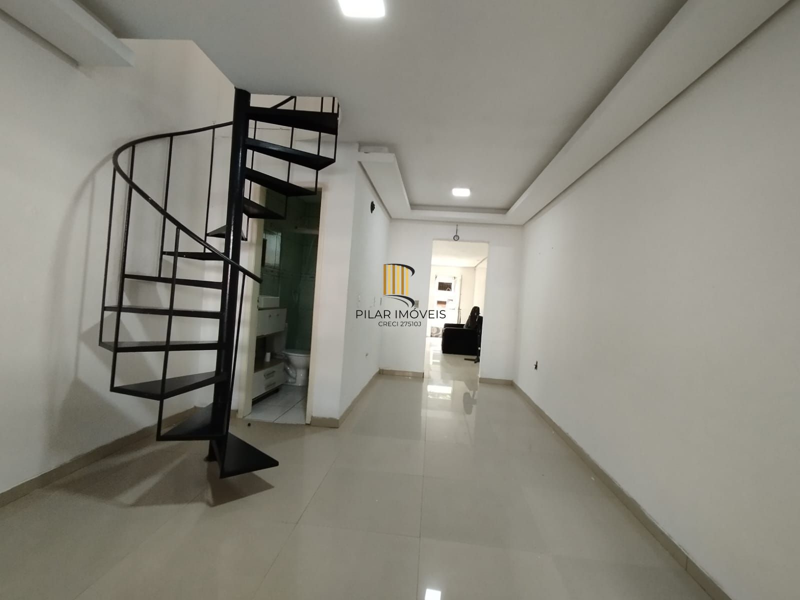 Casa 2 dorm, sala, cozinha, banheiro e área gourmet. Aceita carro no negócio. Nã