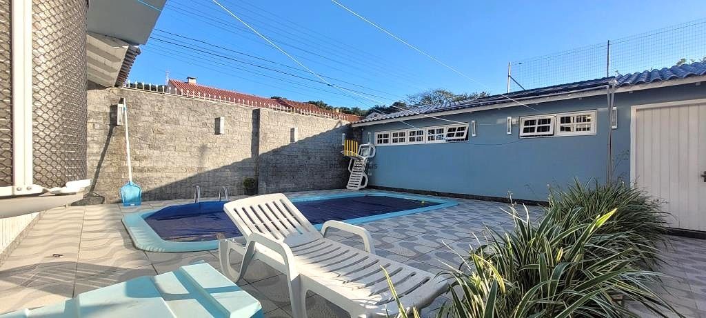 Excelente Casa de Esquina no Residencial Bahamas – Ipanema, com 351m² privativos, 4 dormitórios e duas vagas de garagem.