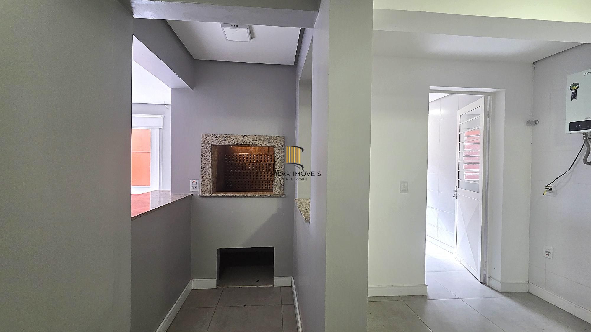 Excelente casa em condomínio fechado, com 252 m² de área privativa, com 4 dormitórios, 1 suíte e 2 vagas de garagem.