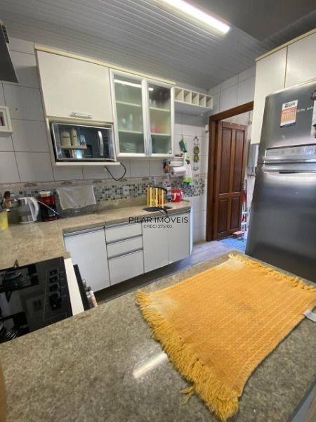 Casa em Porto Alegre, no bairro Hípica, com 2 dormitório(s), e 2 banheiros, à ve