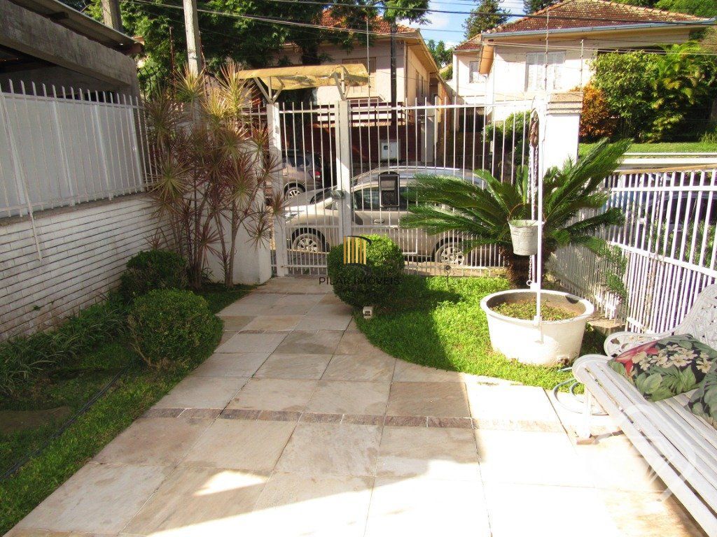 Ótima residência com 4 dormitórios, lareira e piscina no coração do bairro Tristeza.