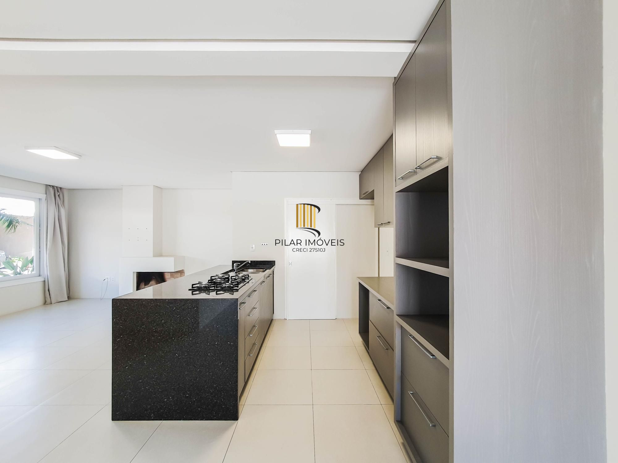 Linda casa Térrea em Condomínio, 3 suítes, 3 vagas cobertas, pátio com Piscina!