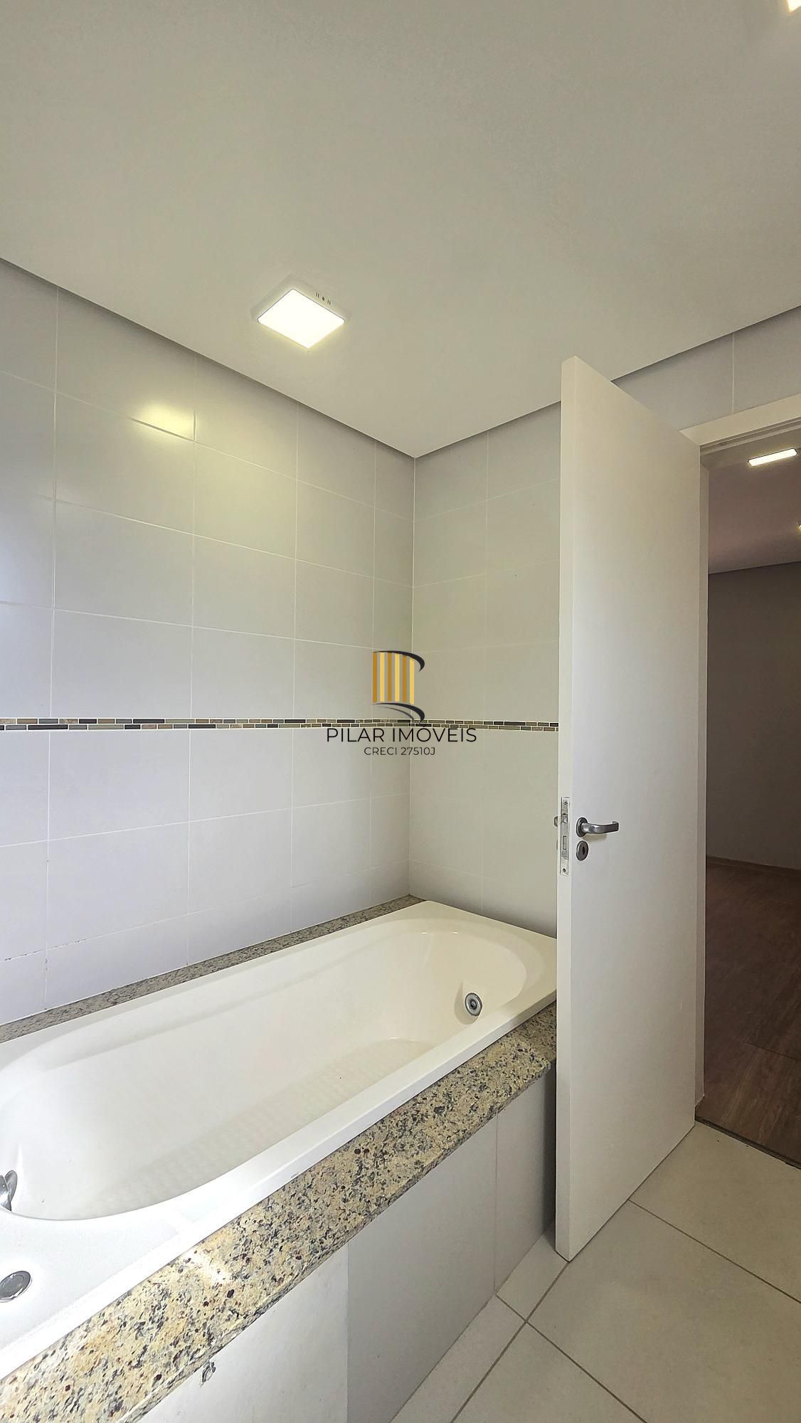 Excelente casa em condomínio fechado, com 252 m² de área privativa, com 4 dormitórios, 1 suíte e 2 vagas de garagem.