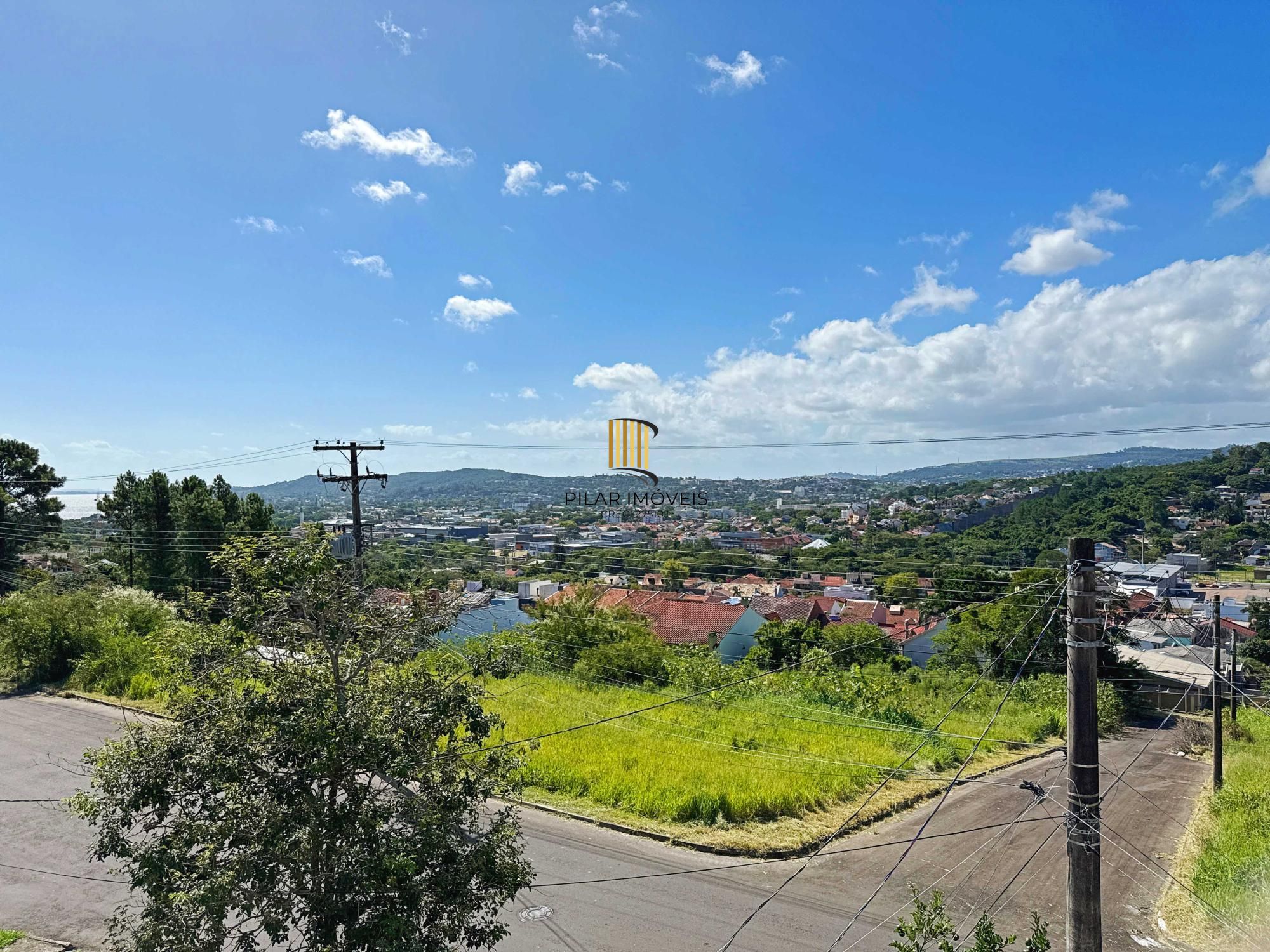 Linda residência com  3 dormitórios, sendo 1 suíte, com Linda Vista do Bairro.