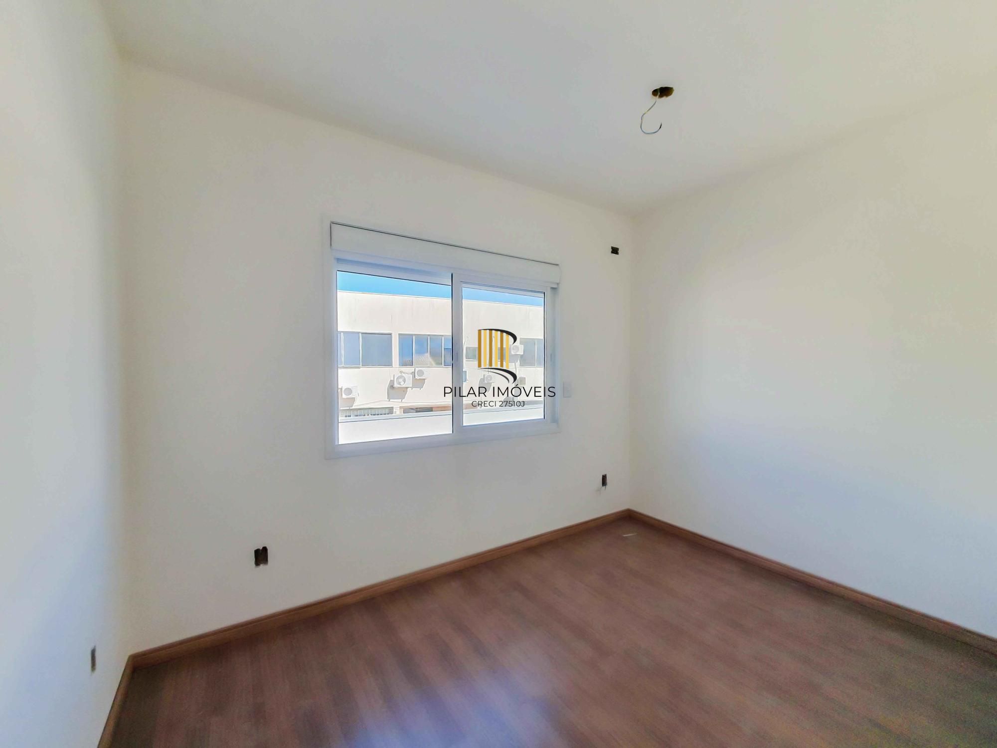 Casa em condomínio 4 D, sendo um dormitório no térreo, 168 m², garagem coberta