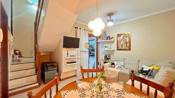 Casa Condominio em Porto Alegre, no bairro Guarujá, com 2 dormitório(s), e 2 ban