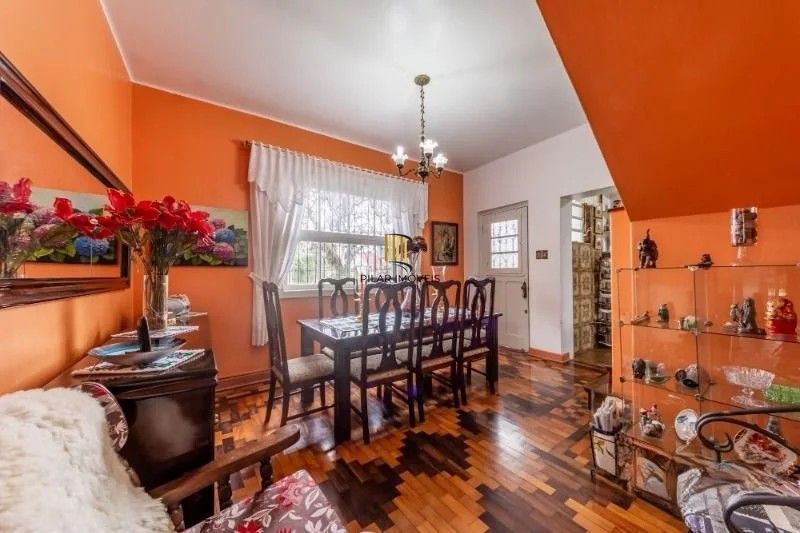 Belíssima casa de esquina, em estilo colonial com 277m2 de área privativa, terreno com 1014m2, 4 dormitórios e 3 suítes.