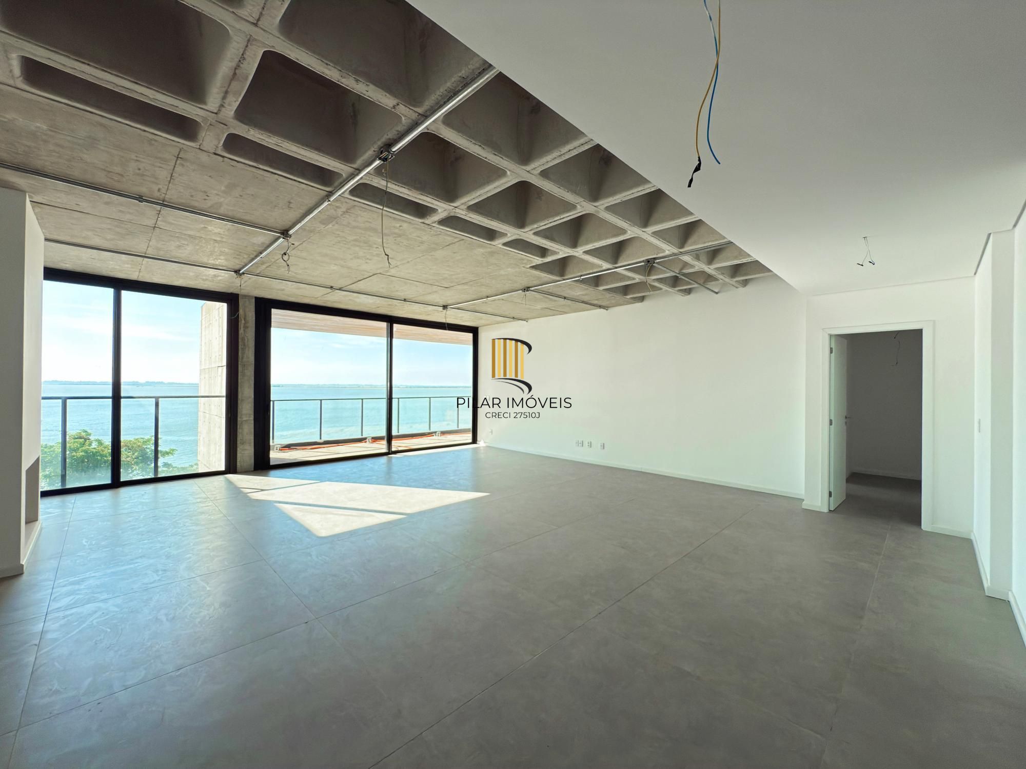 Belíssimo apartamento com 230,6m2, 3 suítes e 4 vagas de garagem. Projeto diferenciado e vista deslumbrante para o pôr do sol do Guaíba.