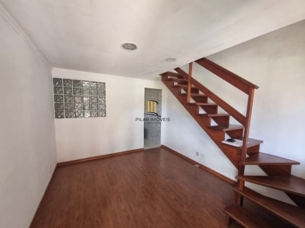 Sobrado em Porto Alegre, no bairro Vila Nova, com 2 dormitório(s), e 2 banheiros