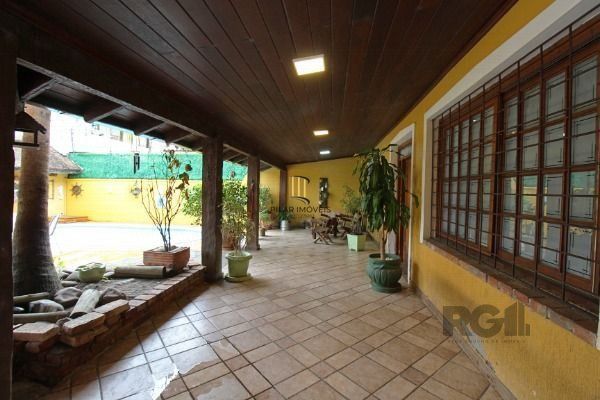 Casa em Porto Alegre, no bairro Guarujá, com 3 dormitório(s), e 3 banheiros, à v