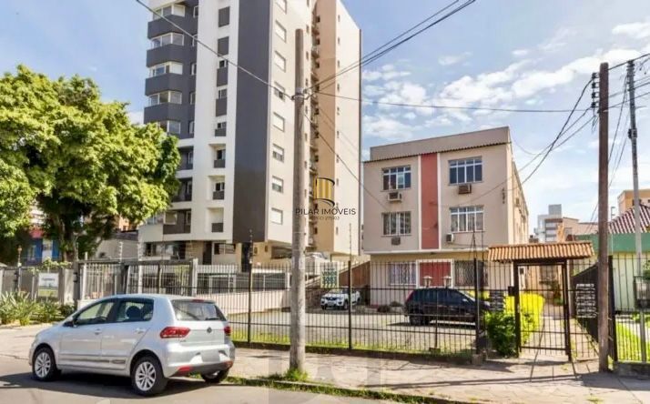 Ótimo apartamento térreo 2 dormitórios, com estacionamento, no coração do Bairro Menino Deus.