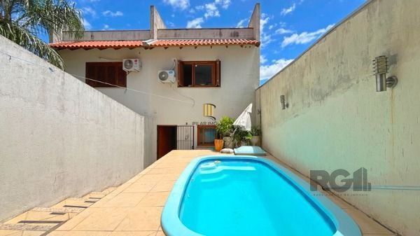 Casa em Porto Alegre, no bairro Tristeza, com 3 dormitório(s), e 3 banheiros, à 