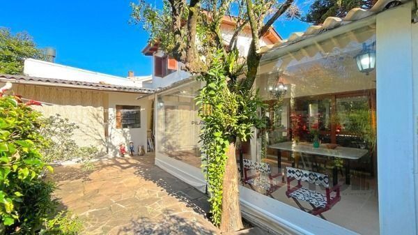Casa em Porto Alegre, no bairro Nonoai, com 4 dormitório(s), à venda.