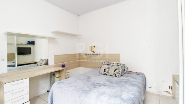 Casa bairro Medianeira, com 3 dormitórios, 2 banheiros, com piscina para venda.