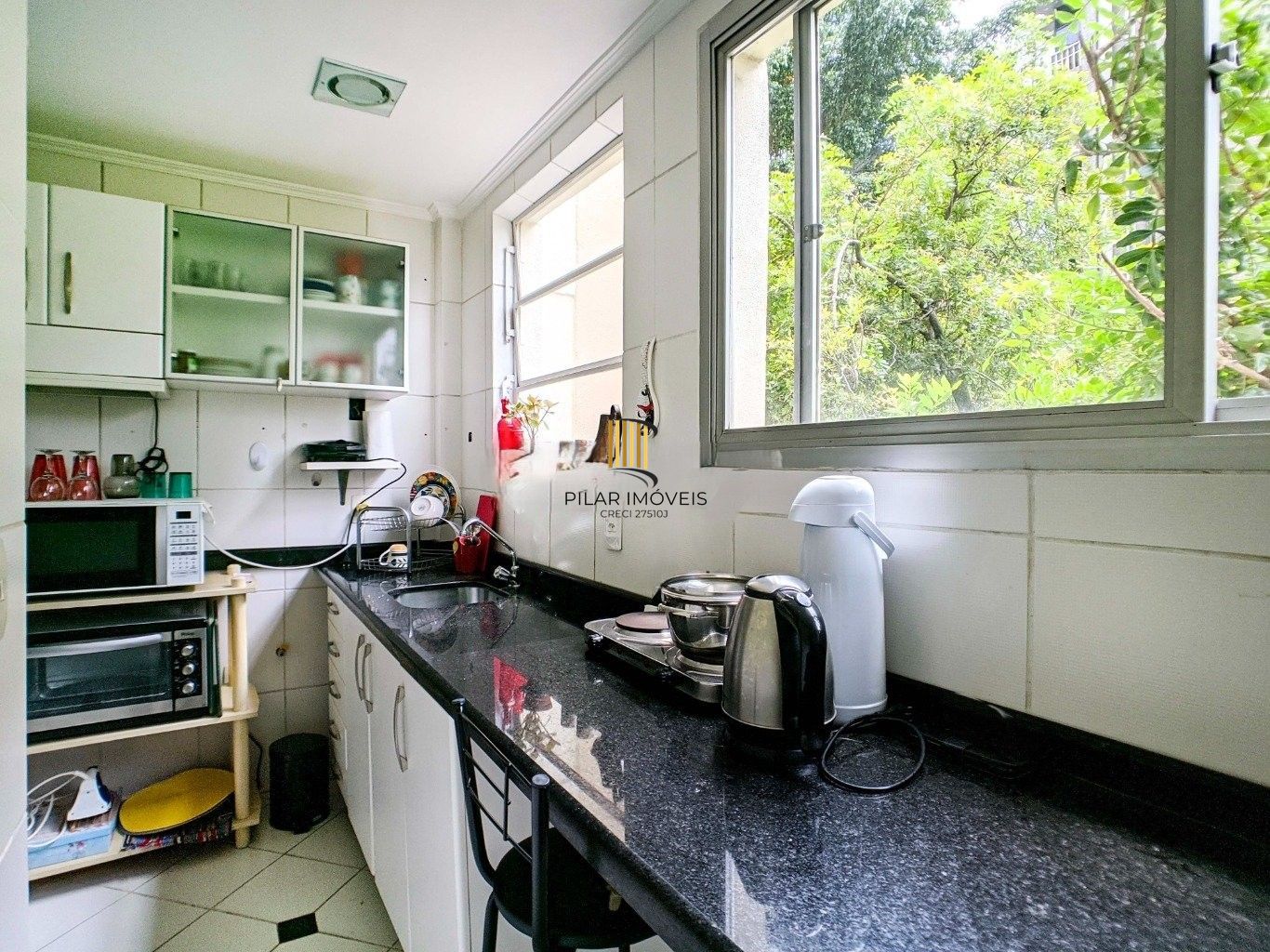 Apartamento à venda no bairro Menino Deus. Localizado em frente ao Parque Marinha do Brasil. O imóvel conta com 2 dormitórios e 1 vaga coberta.