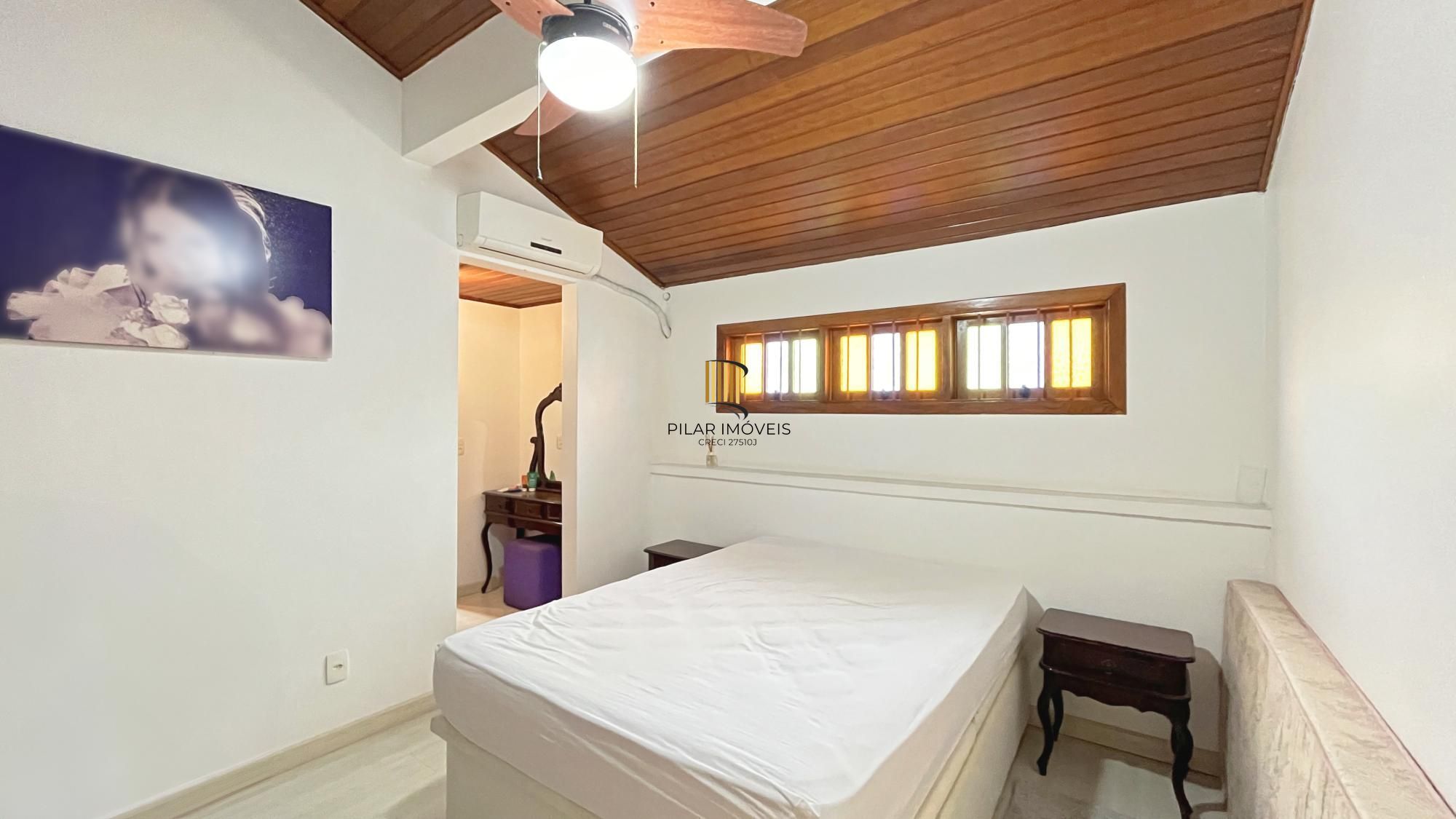 Casa 3D com 2 suítes e piscina.