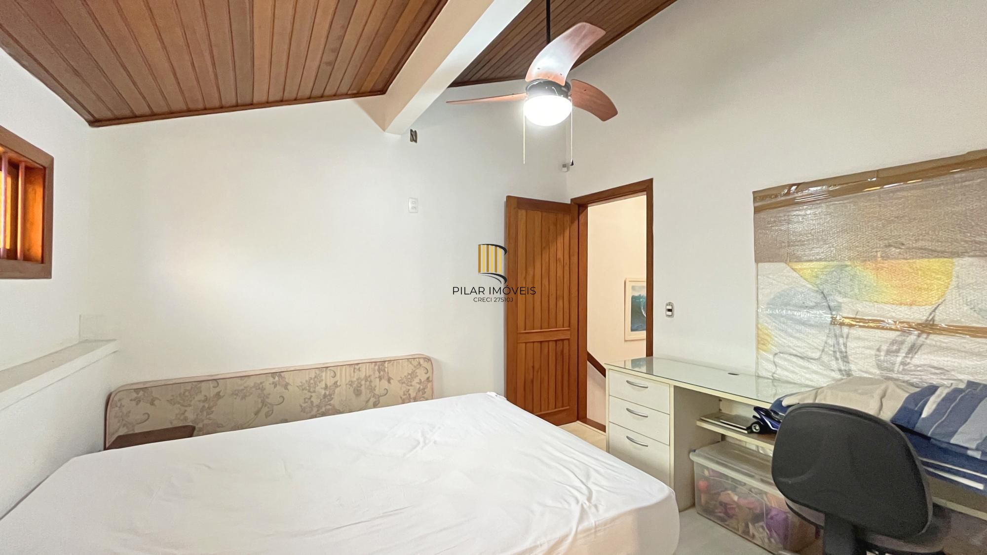 Casa 3D com 2 suítes e piscina.