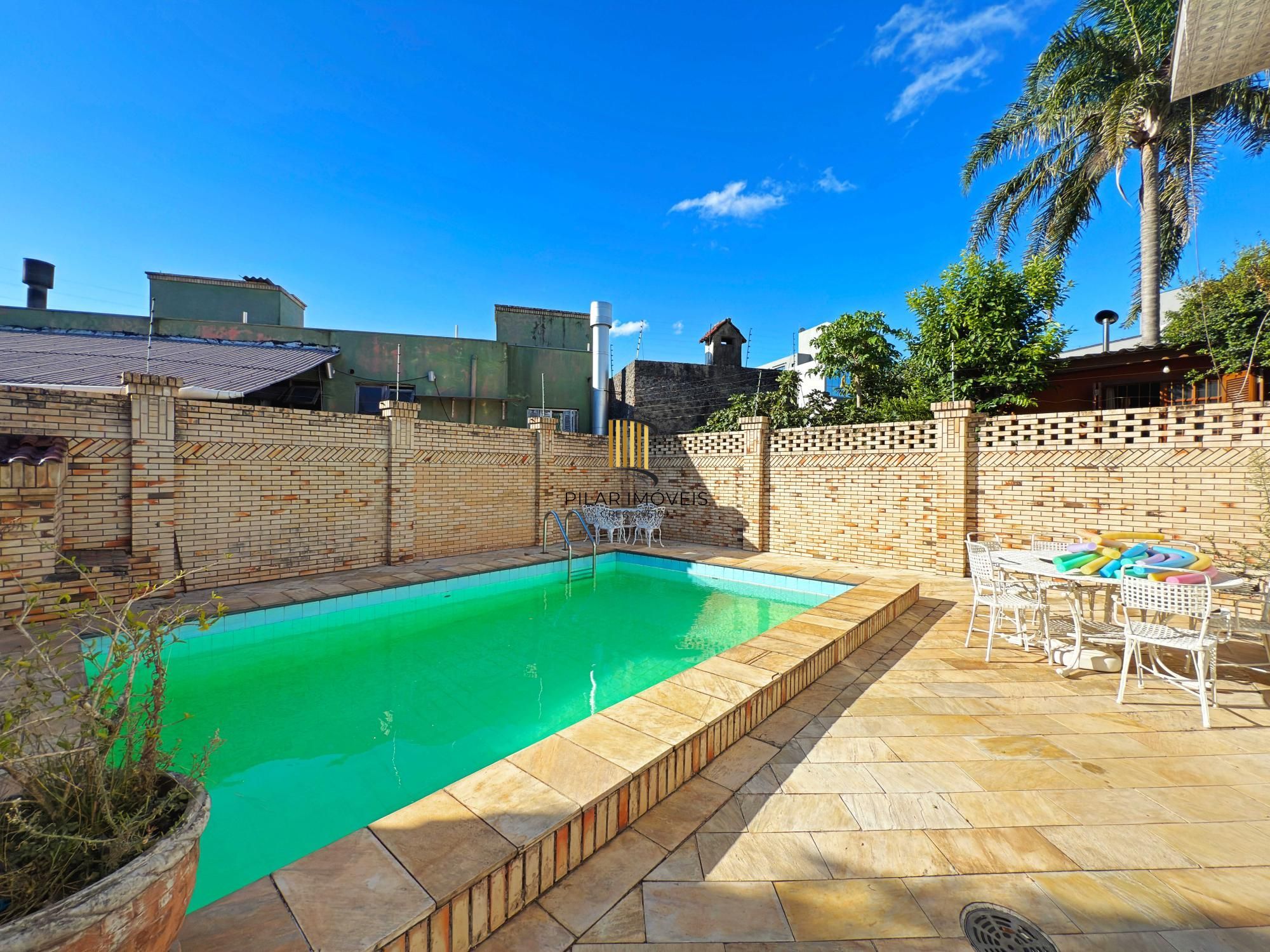 Ótima residência com 4 dormitórios, lareira e piscina no coração do bairro Tristeza.