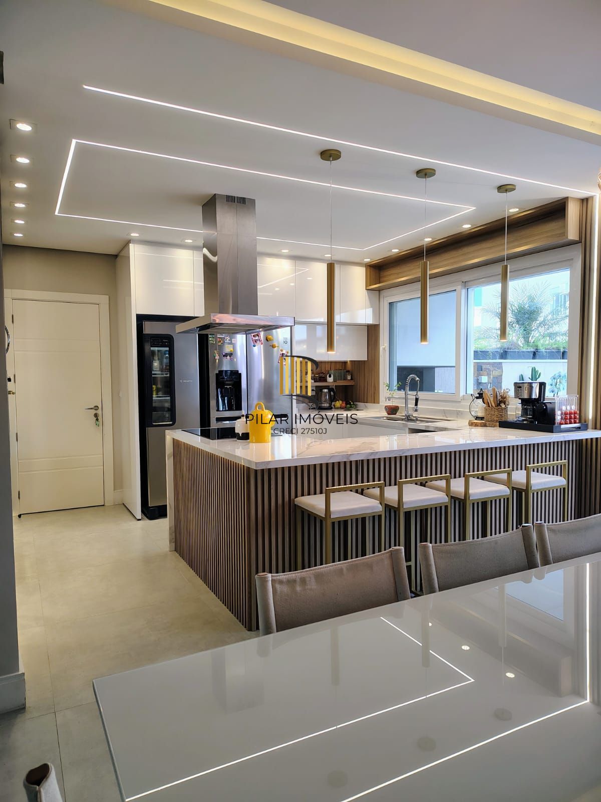 Espetacular Casa de Condomínio com 3 suítes, Piscina com aquecimento