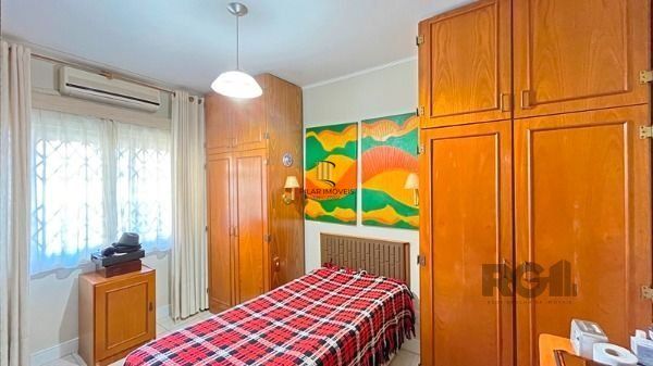 Casa em Porto Alegre, no bairro Nonoai, com 4 dormitório(s), à venda.