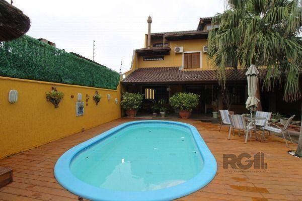 Casa em Porto Alegre, no bairro Guarujá, com 3 dormitório(s), e 3 banheiros, à v