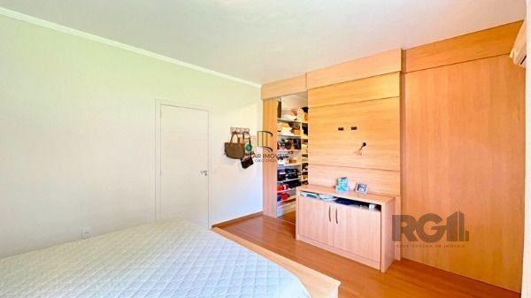 Casa em Porto Alegre, no bairro Ipanema, e 0 banheiros, à venda.